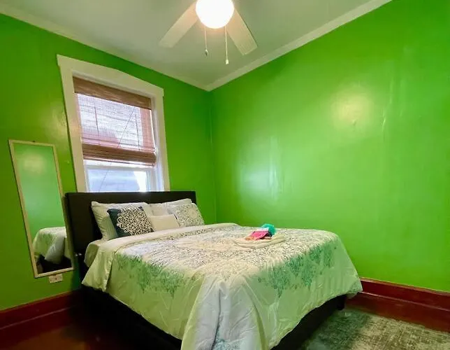 Fully Furnished 2br Near Oak Park I Utilities Included I Car Available Apartment *