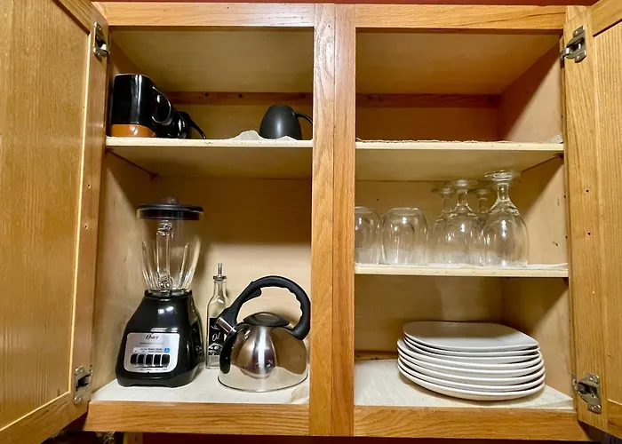 Fully Furnished 2br Near Oak Park I Utilities Included I Car Available Apartment *