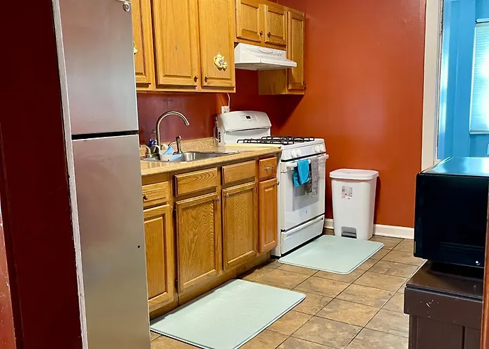 Fully Furnished 2br Near Oak Park I Utilities Included I Car Available