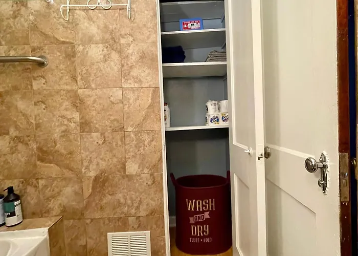 Apartment Fully Furnished 2br Near Oak Park I Utilities Included I Car Available Chicago